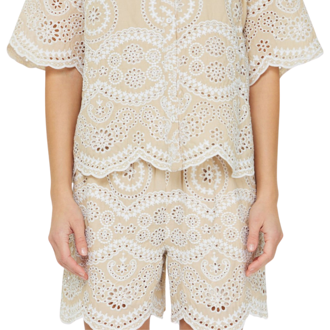 EYELET SHORT SCALLOP HEM NATURAL