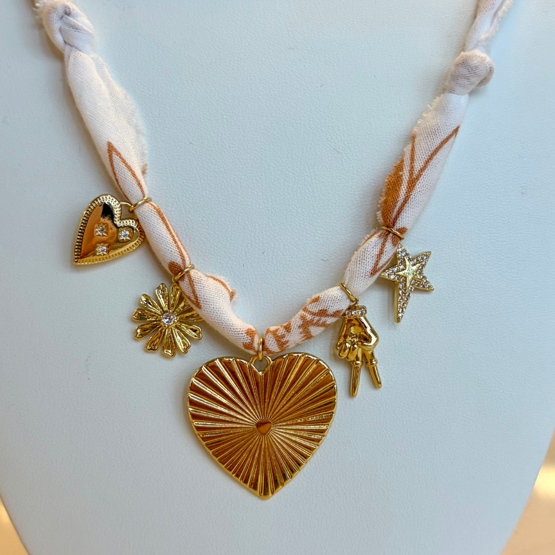 5 CHARM NECKLACE WHITE/BROWN