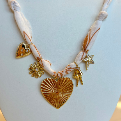 5 CHARM NECKLACE WHITE/BROWN